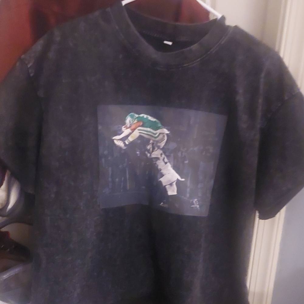 Black Reptile-Themed Graphic T-Shirt with Green Accent